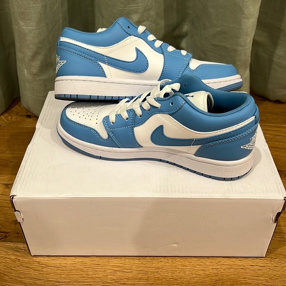 Women’s UNC jordan 1 lows!!